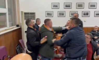 Sherr i dhunshëm në Këshillin Bashkiak të Pogradecit, këshilltari përleshet me qytetarin në sallë (VIDEO)