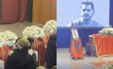 Homazhet në nderim të artistit Shpat Kasapi, arkëmorti i këngëtarit mbulohet me flamurin kombëtar shqiptar (VIDEO)