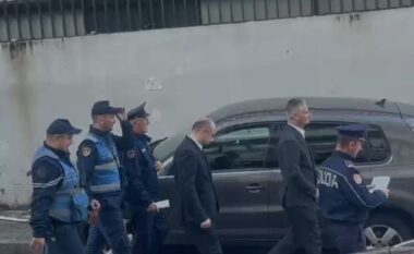 Të shoqëruar nga policia, mbërrijnë në GJKKO bashkëpunëtorët e Ballukut, Gentian Gjyli dhe Erald Elezi (VIDEO)