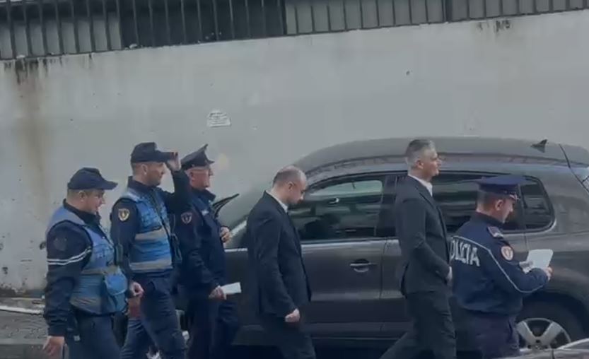 Të shoqëruar nga policia, mbërrijnë në GJKKO bashkëpunëtorët e Ballukut, Gentian Gjyli dhe Erald Elezi (VIDEO)