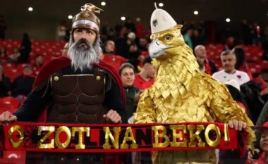 Shqiptarë që bëjnë tifo edhe për Anglinë, nuk mungon UÇK-ja në tribuna. Çfarë nuk u pa nga ndeshja në “Air Albania”