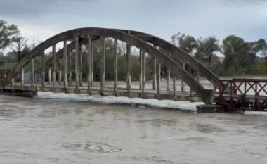 Niveli i lumit Vjosa arrin 8 metra, evakuohen 10 familje në Novoselë