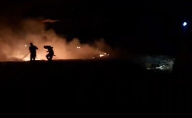 Zjarr në një vendgrumbullim gomash, tymi i dendur vështirëson lëvizjen e automjeteve në rrugë