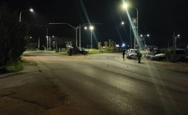 Aksident në Lushnje/ Makina përplaset me shtyllën e ndriçimit, plagoset rëndë drejtuesi (EMRI)