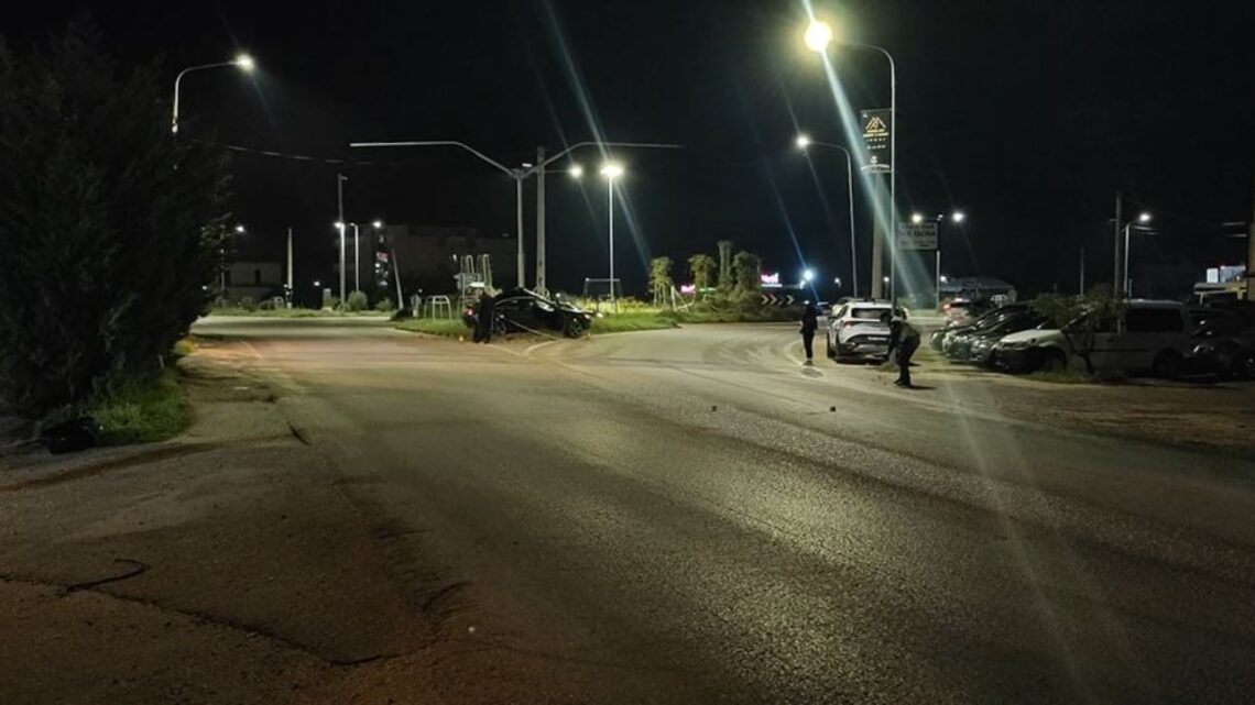 Aksident në Lushnje/ Makina përplaset me shtyllën e ndriçimit, plagoset rëndë drejtuesi (EMRI)