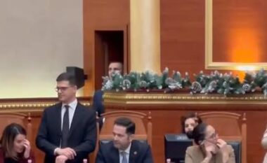 Çfarë po ndodh? Shoqëruesi i Niko Peleshit futet i armatosur brenda në Kuvend (VIDEO)