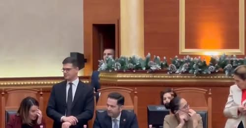 Përplasje të forta në Kuvend/ Shoqëruesi i Niko Peleshit futet i armatosur brenda në Kuvend (VIDEO)