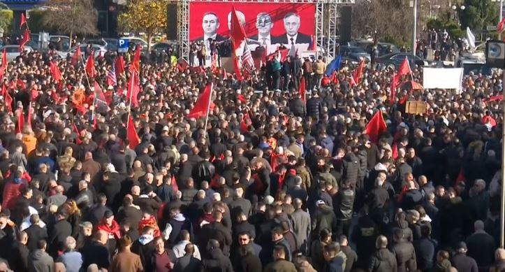 Protestë në Shkup për ish-krerët e UÇK që mbahen në Hagë/ Azgan Haklaj: Askush s’mund ta perëndojë diellin e Ushtrisë Çlirimtare, drejtësi për ta