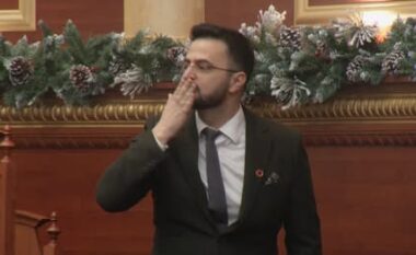 Endrit Shabani betohet si Avokat i Popullit në Kuvend mes kaosit, një puthje edhe për opozitën (VIDEO)