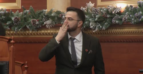 Endrit Shabani betohet si Avokat i Popullit në Kuvend mes kaosit, një puthje edhe për opozitën (VIDEO)