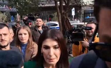 Skandalet me tenderat te AKSHI/ Mirlinda Karçanaj paraqitet në GJKKO me makinë policie (VIDEO)