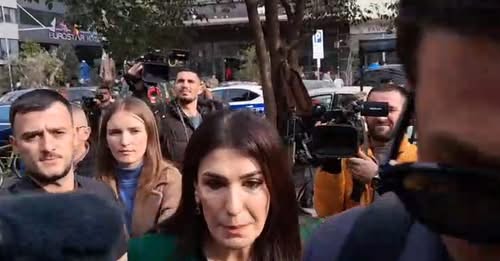 Skandalet me tenderat te AKSHI/ Mirlinda Karçanaj paraqitet në GJKKO me makinë policie (VIDEO)
