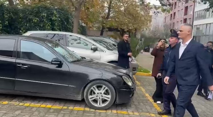 I pandehur në skandalet korruptive të Belinda Ballukut  kreu i ARRSH  Gentian Gjyli paraqitet në SPAK  VIDEO 