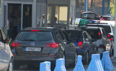 Emigrantët kthehen për festa/ Fluks në pikën kufitare të Kakavijës, pala greke punon me pak sportele