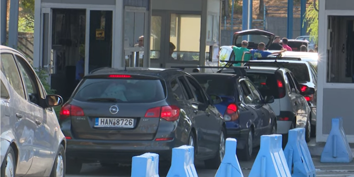 emigrantet-kthehen-per-festa-fluks-ne-piken-kufitare-te-kakavijes-pala-greke-punon-me-pak-sportele