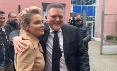 Mos e kruaj shumë/ Monika Kryemadhi batuta me Julian Dedën para SPAK: Për çfarë ke ardhur? Aktori: Më thirrën… (VIDEO)