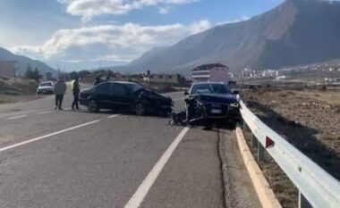 Aksident në Bulqizë, makinat përplasen kokë më kokë, dy persona të lënduar