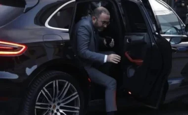 Murrizi nxjerr foton e Bardhit duke zbritur nga makina në Kuvend: Vemje, pika që s’ju bie! Rrini edhe në sediljen mbrapa, të dukeni të rëndësishëm