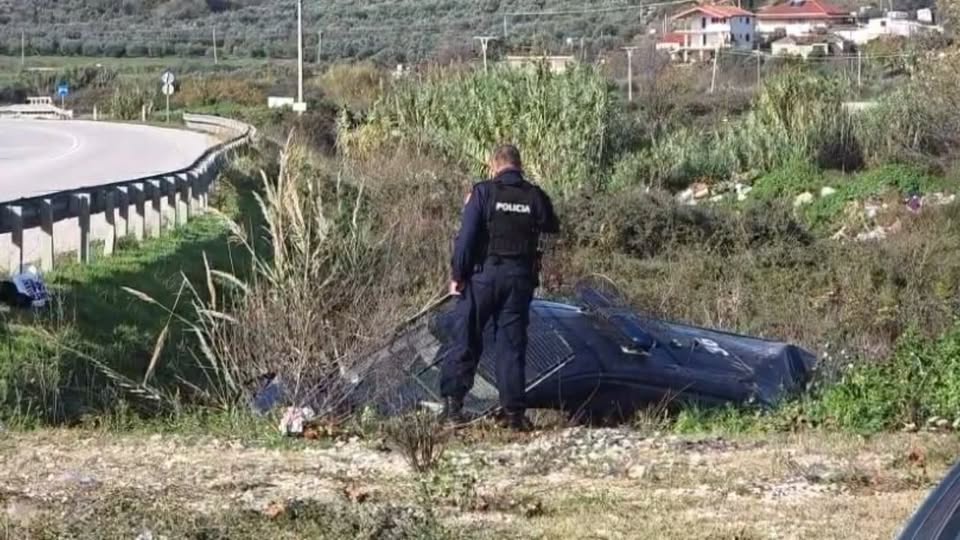 Aksident i rëndë në Fier/ Furgoni i FNSH përfundon në kanal, dy efektivë dergohen me urgjencë në spital