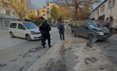 Aksident në Fier/ Makina humb kontrollin dhe përplas mjetin e parkuar, plagoset shoferi (FOTO)