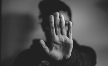 Shqiptari masakron me thikë ish-gruan në Greqi, 50-vjeçarja futet në supermarket për të shpëtuar