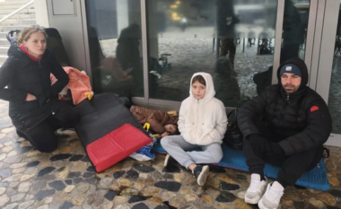 Emigruan për një jetë më të mirë, familja shqiptare fle në rrugët e Francës/ FOTOT