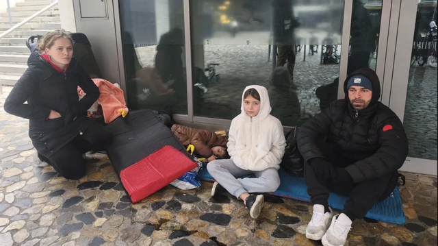 Emigruan për një jetë më të mirë, familja shqiptare fle në rrugët e Francës/ FOTOT