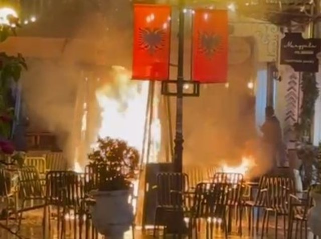 Shpërthen në flakë ngrohësja e gazit te lokali i pedonales në Shkodër