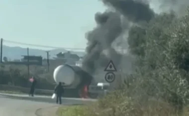 Përfshihet nga flakët autoboti me gaz në aksin Elbasan-Peqin
