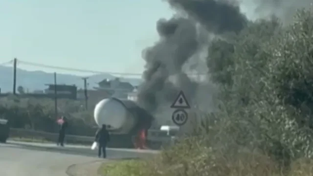Përfshihet nga flakët autoboti me gaz në aksin Elbasan Peqin