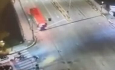 Aksidenti ku autobusi përplasi një 18-vjeçare me biçikletë, të plagosur mbetën edhe tre persona të tjerë