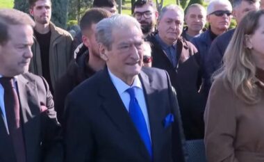 Partia Demokratike homazhe për Ditën e Rinisë, Berisha nderime para monumentit të liderit të Dhjetorit, Azem Hajdari