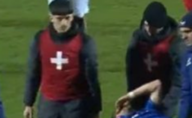 Arbër Hoxha dëmtohet rëndë dhe lë fushën me barrelë (FOTO)