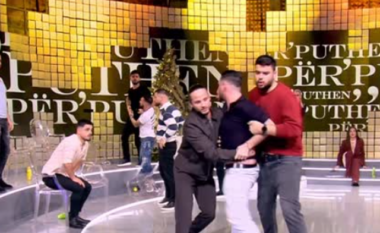 Tensione në “Përputhen”, plas grushti mes djemve (VIDEO)