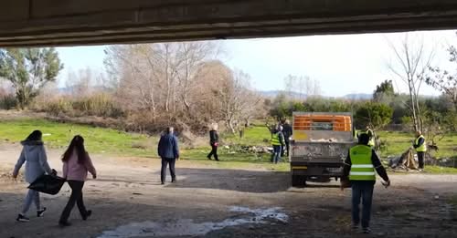 Rama publikon punën e ekipit të Bashkisë së Vlorës për pastrimin e Vjosës në Novoselë  VIDEO 