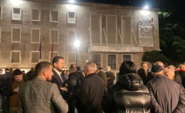 Ervin Salianji shfaqet në protestën e PD-së para Kryeministrisë! Ish-deputeti merr detyrën, çfarë pritet të mërkurën në qytetin e Durrësit
