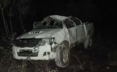 Aksident në Berat, makina del nga rruga dhe rrëzohet në një rrëpirë, plagosen katër persona