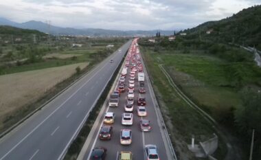 Fundjava “bllokon” Elbasanin, trafik i rënduar për në juglindjen e vendit