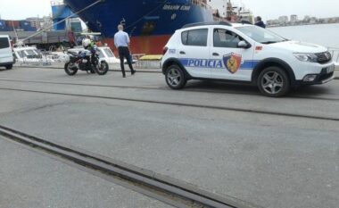 “Jemi nga Guardia di Finanza”, ndalohet një makinë me pajisje përgjimi në Portin e Durrësit