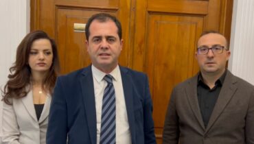 PD thirri Këshillin e Mandateve për heqjen e imunitetit të Ballukut, Peleshi u mbyll derën deputetëve! Bylykbashi: Kryetari ka bllokuar mbledhjen, po pengon drejtësinë