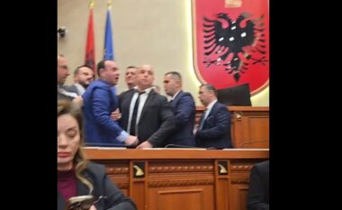Tensione në Kuvend, deputetët e PD-së bllokojnë Foltoren: Çojeni në burg Belinda Ballukun… (VIDEO)
