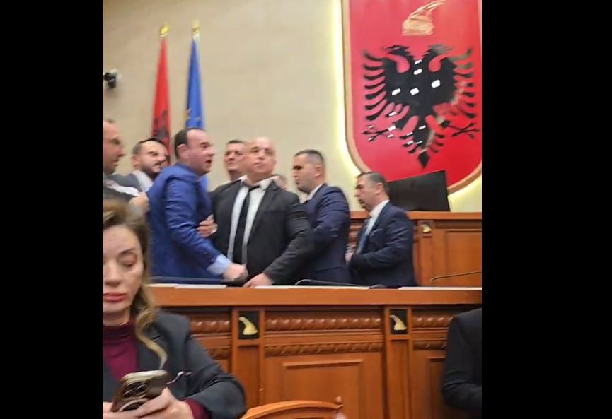 Tensione në Kuvend, deputetët e PD-së bllokojnë Foltoren: Çojeni në burg Belinda Ballukun… (VIDEO)
