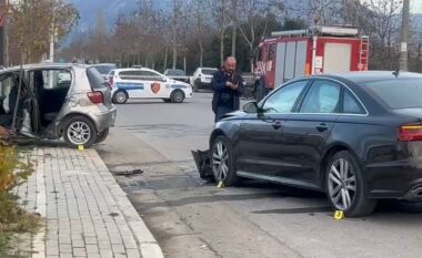 Aksident i rëndë në Kamëz/ Dy makinat përplasen me njëra-tjetrën, plagosen 4 persona