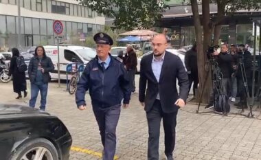 Në arrest shtëpie për skandalin “Balluku”/ Erald Elezi paraqitet në SPAK i shoqëruar nga policia (VIDEO)