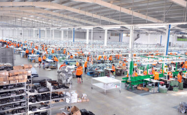 Shqiptarët po zëvendësohen nga të huajt në sektorin fason/ Vala e punonjësve nga Mianmari “përmbyt” tregun, ja pse preferohen nga pronarët