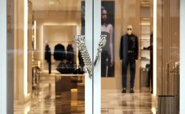 Prada njofton zyrtarisht blerjen e kompanisë rivale të modës Versace!