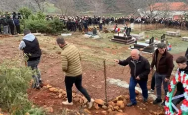 TRAGJEDIA/ Përcillet për në banesën e fundit 15-vjeçari që humbi jetën nga plagët në zemër