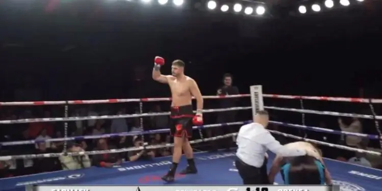 I pamëshirshëm  Kristian Prenga thyen kundërshtarin për 30 sekonda në raundin e parë në SHBA