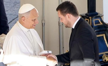 “Askush nuk e shpëton botën i vetëm”/ Mesazh shprese nga Papa Leo XIV, Salla: Moment i shkurtër por domethënës…