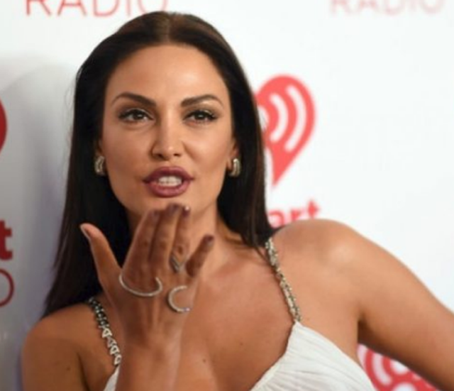  Vogue  i Amerikës Latine zgjedh Bleona Qerretin  këngëtarja shqiptare pozon për kopertinën e huaj